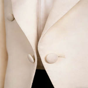 Traje de <span class=keywords><strong>hombre</strong></span> formal a medida color crema, chaqueta de corte estructurado con detalle de boutonnière <span class=keywords><strong>para</strong></span> novio, ideal <span class=keywords><strong>para</strong></span> ocasiones de gala. - Product Image 4