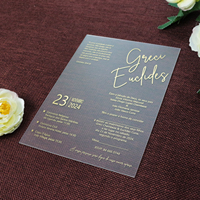 Carte d'invitation en acrylique givré fantaisie en feuille d'or avec poche blanche et monogramme en or 3D acrylique et fil d'or pour événement de mariage