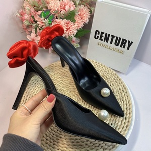 Chaussures à fleurs en satin blanc nacré pour femme, sandales à talons aiguilles, escarpins rouges élégants, talons creux peu profonds pour robe - Product Image 5