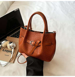 Producto en oferta: Bolso bandolera texturizado de gran capacidad para mujer, bolso tipo cubo multifuncional y moderno - Product Image 4