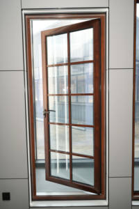 מערכת חלונות צרפתיים מודרניים מסדרת FEM60 של Faermu, עם מסגרת אלומיניום, בידוד אקוסטי ואטימה מפני מזג אוויר. - Product Image 2