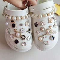 Grosir Spot Aksesoris Sandal Angin Harum Kecil Bunga Teh Beruang Karet dengan Rantai Aluminium Memakai Dekorasi Kulit