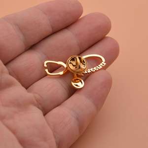 Personal isierte Geschenke Gold Brosche benutzer definierte <span class=keywords><strong>Name</strong></span> Pin Doctor Mode Cooper Pin Metall Handwerk Stethoskop Pin Medizin für Kleidung - Product Image 3