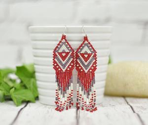  Pendientes largos de cuentas rojas hechos a mano, estilo bohemio. - Product Image 1