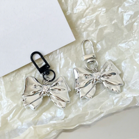 KR006 Porte-clés en métal avec fermoir mousqueton, pendentif nœud métallique brillant, breloque minimaliste et tendance pour sac à dos, pour filles au quotidien