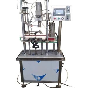 Machine de capsulage automatique à tête unique pour seaux, fûts et bidons en plastique, avec alimentation automatique des bouchons et fermeture par torsion - Product Image 1