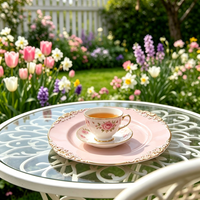 Assiette de présentation rose gaufrée à bord doré en plastique, 13 pouces, faite à la main pour mariages et réceptions élégantes en plein air