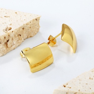 Boucles d'oreilles clous Huggie pour femmes, style punk, larges, lisses, géométriques, en acier inoxydable plaqué or 18 carats, hypoallergéniques, inaltérables - Product Image 3