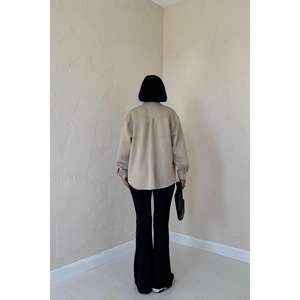 Camisa de Sarga Beige para Mujer, Estilo Utilitario, con Botones, para Uso Diario - Product Image 2