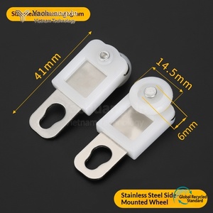 Pince de positionnement de fenêtre en plastique blanc avec base métallique et roue à roulement, non réglable pour une installation sécurisée - Product Image 4