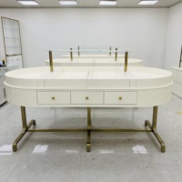 Luxuriöse Cremeweiße Klavierlack-Schmuckvitrine Ausstellungsschrank mit Edelstahl-Titan-Beschichtung und Dreifarbiger LED-Beleuchtung