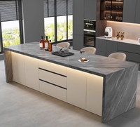 Îlot de cuisine moderne modulaire en pierre frittée blanc pur avec panneau cannelé en bois, évier, robinet et éclairage LED écologique