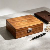Boîte à montres en bois massif naturel, doublure en velours, insert en mousse, quincaillerie métallique, logo personnalisé pour marque de montres, vente en gros et cadeau haut de gamme