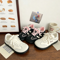 Chaussures de skate décontractées rétro pour femmes, blanches, à lacets, baskets plates confortables, légères, semelle extérieure en caoutchouc, collection automne