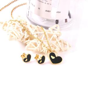 Ensemble de bijoux en forme de cœur coloré plaqué or 18 carats PVD, en acier inoxydable, avec boucles d'oreilles et collier pour couple - Product Image 5