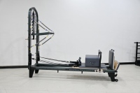 Yüksek hassasiyetli siyah alüminyum Pilates Reformer, taşınabilir ve ayarlanabilir, yarı yüksek stüdyo kullanımı için uygundur.