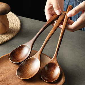 Cuillère en bois de style japonais à long manche, polie miroir, pour Mukbang et Ramen - Product Image 1