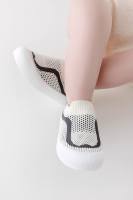 Chaussures pour bébés à semelle souple, conçues pour la stabilité et le soutien pendant la période de marche précoce, style unisexe pour garçons et filles