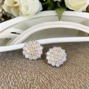 Boucles d'oreilles élégantes en forme de dôme en or 22K avec motif floral découpé et accents de diamant Charme intemporel - Product Image 1