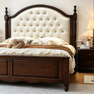 Base de Cama Tapizada Tradicional Tamaño Queen con Cabecera de Tela y Postes de Madera - Product Image 3
