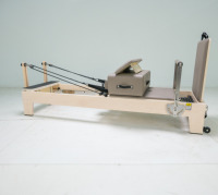 Reformer de Pilates en bois d'érable de qualité supérieure avec ressorts réglables et revêtement en cuir pour studio et salle de sport