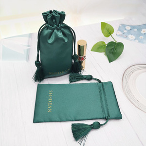 Pochette à cordon en satin à double face avec logo personnalisé, en fausse soie verte, pour le rangement de la lingerie et l'emballage de cosmétiques - Product Image 3