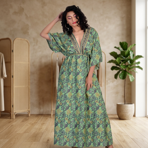 Vestido Maxi Vintage al por Mayor para Playa y Resort - Estampado Floral Bohemio Gitano Hawaiano, Cintura Natural, 100% Seda, Largo hasta el Tobillo - Product Image 1