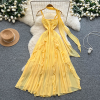 Robe d'été élégante en mousseline de soie à fines bretelles avec ruban à la taille et volants irréguliers pour les vacances