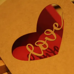 カスタマイズされたデザインレトロヴィンテージinsクラフト紙レーザーカット結婚式の招待状幸せなバレンタインデーの愛のグリーティングカード