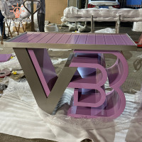 Table de présentation moderne, portable et pliable, élégante, pour accessoires vestimentaires haut de gamme. Renforce l'image de marque dans les boutiques et salles de mode