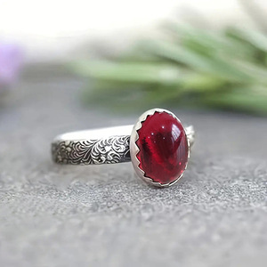 Anello con texture rosso sangue, stile vintage, elegante e alla moda, accessorio per abiti da festa e outfit quotidiani - Product Image 3