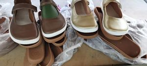 Sandalias Planas Casuales para Niños y Jóvenes TipsieToes, Sandalias Descalzas Cruzadas Negras de Cuero Genuino Transpirable, Sandalias Ergonómicas con Caída Cero - Product Image 5