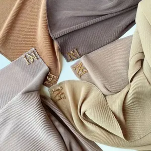تصميم جديد بالجملة طقم حجاب شيفون شعار مخصص قميص مطوي شال إسلامي للنساء أوشحة تقبل شعار العميل