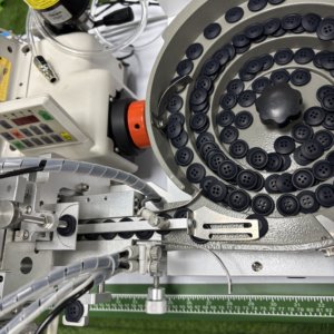 Machine à boutonner DS-373-SK pour vêtements, machine à boutonnières entièrement automatique avec alimentation automatique, pour chapeaux, pantalons, chemises, couture de boutons - Product Image 6