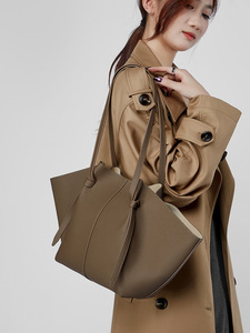 Sac fourre-tout d'épaule de luxe haut de gamme pour femme en cuir véritable, grand format, imperméable, souple et léger, motif litchi, marque de créateur - Product Image 4