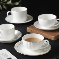 Ensemble de tasses à café en céramique avec bordure dorée, motifs floraux délicats, style luxe léger pour usage commercial, boîte en carton