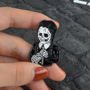 Broche populaire La Famille Addams, épinglette en émail 'Je souris', en alliage de zinc, épingles de revers rigides, figurine, accessoires de bijoux pour fille, style punk amusant - Product Image 4