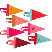 Drapeau triangulaire promotionnel personnalisé brodé en feutre doux pour accessoires de porte-clés et breloques de mini-sacs