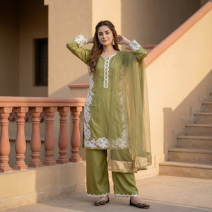 Ensemble Salwar Kameez sans manches brodé sur mesure pour femme avec dupatta en dentelle – Tenue traditionnelle pour mariages et festivals - Product Image 1