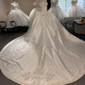 Vestido de Novia Moderno Wx379 de Satén Color Marfil sin Tirantes con Apliques de Encaje y Cristales, Cola Capilla - Product Image 2