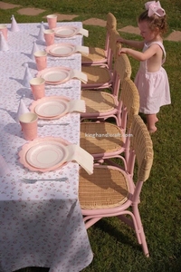 Chaise pour enfants en rotin artisanale moderne et écologique avec des dispositifs de sécurité pour une utilisation dans les hôtels et les cuisines, idéale pour les fêtes d'anniversaire et les événements - Product Image 3