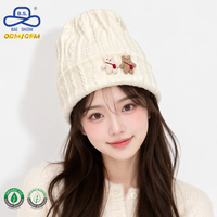 Bonnet Ourson Kawaii en Tricot Câblé Crème Texture Ondulée – Accessoire Hiver Confortable – Fabrication et Approvisionnement en Stock