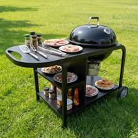 Barbecue au charbon de bois professionnel de style chariot avec grande table de préparation latérale et étagères pour les grillades en plein air