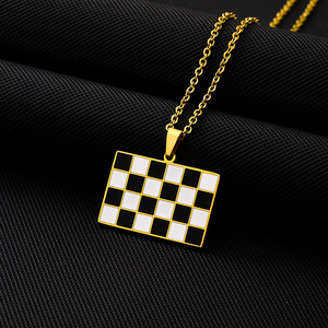 Collana con Ciondolo Bandiera da Corsa in Acciaio Inossidabile, Accessorio di Alta Gamma per Uomo e Donna Autunno-Inverno - Product Image 3