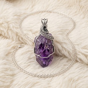 Colliers pendentifs en argent plaqué OEM/ODM en gros, bijoux en améthyste brute enroulée sur fil pour femmes - Product Image 3