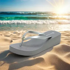 Vente en gros de pantoufles d'été décontractées pour la plage pour femmes, tongs, semelle intérieure en PVC à la mode en plein air, mules, pantoufles à plateforme imprimée