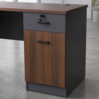 Bureau de direction moderne en bois, table de conférence modulaire avec espace informatique intégré pour manager