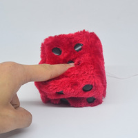 Dés carrés personnalisés en peluche voiture suspendus dés flous en peluche estampage à chaud dés à pois poupées en peluche décoration de voiture porte-clés en peluche