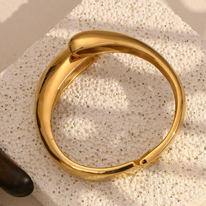 Bracelet ouvert en acier inoxydable plaqué or 18 carats de haute qualité avec moulage simple à double tête de serpent lisse pour cadeau - Product Image 2