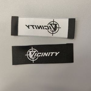 Étiquette tissée 3D personnalisée avec numéro de série, logo de marque en velours, étiquettes tissées pour vêtements à coller à l'extérieur de la chemise - Product Image 2